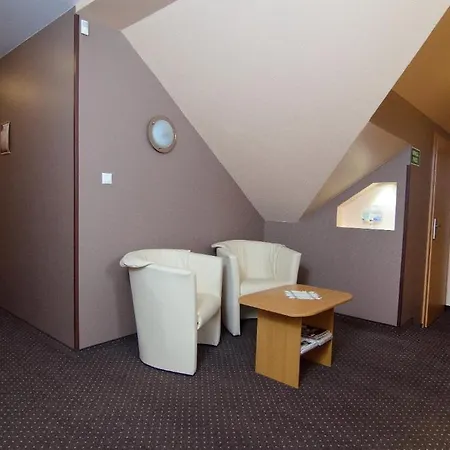 Hotelik Gosciniec Pod Sosnami Drzonkow Zielona Gora  Exterior photo