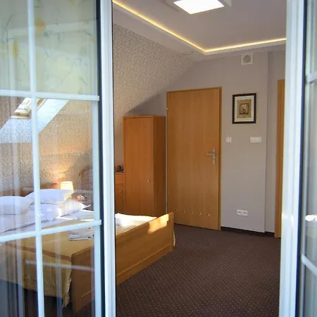 Hotelik Gosciniec Pod Sosnami Drzonkow Zielona Gora  Exterior photo