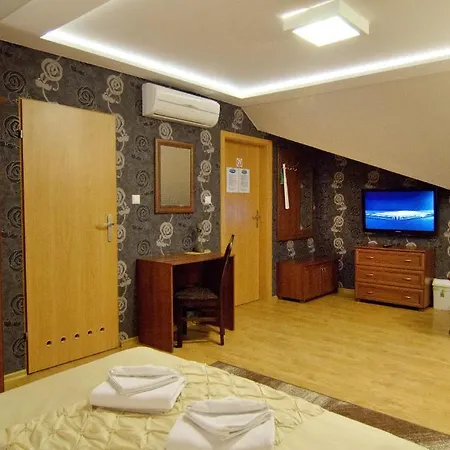 Hotelik Gosciniec Pod Sosnami Drzonkow Zielona Gora  Exterior photo